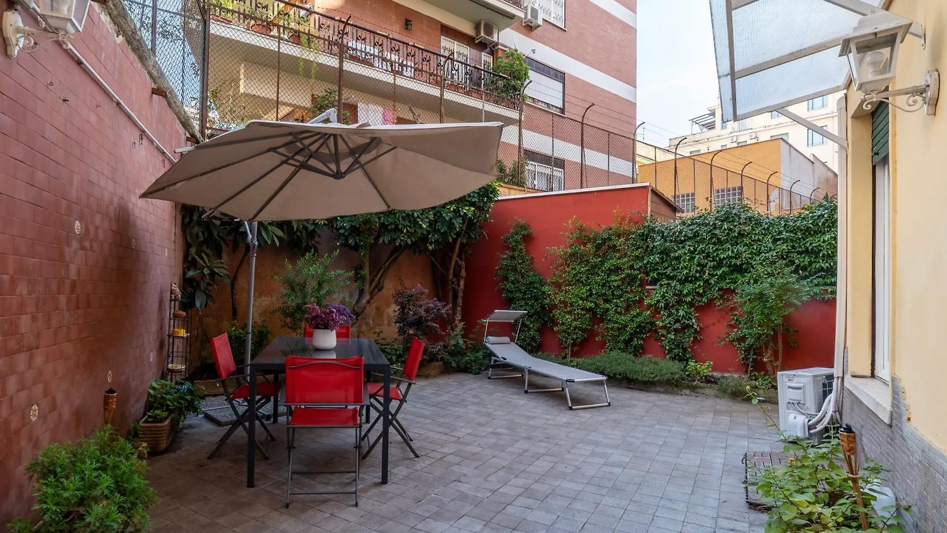 Piazza Di Roma Turquoise Apartment