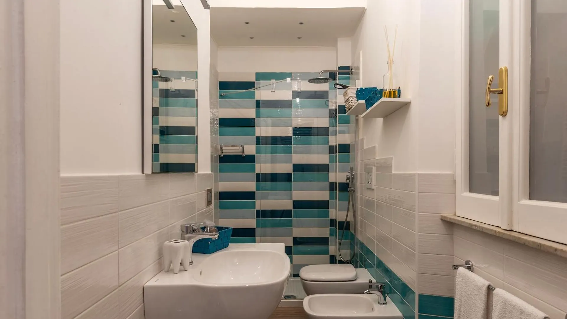 Piazza Di Roma Turquoise Apartment